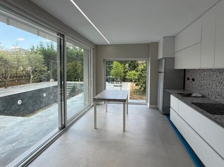  Modern Villa with Pool for Rent – Rolling Hills Residence 