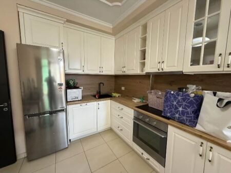  Jepet Apartament me Qera tek Komuna e Parisit, 700 mije leke