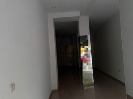 NEGOZIO IN AFFITTO 51 M2 COMUNE DI PARIGI 80.000 LEKE  FH-78207