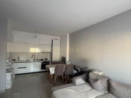 Appartamento 1+1 in vendita vicino a Selvisë, in Via 4 Dëshmorët