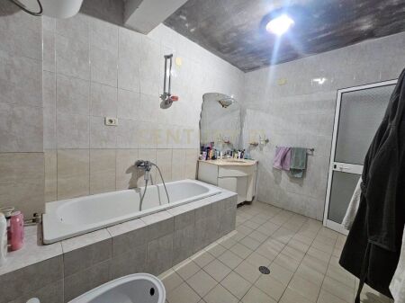 APARTAMENT PER SHITJE 2+1 TEK SHKOLLA DESHMORET E LIRISE !