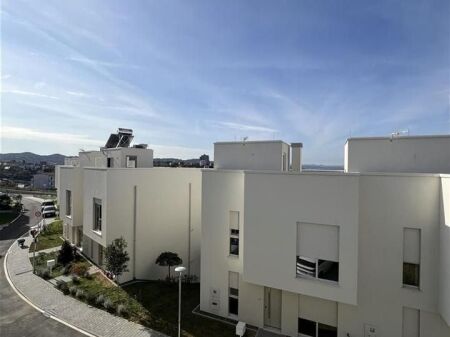 Affitto | Vilë 4 + 1 + 4 | Farkë | 1800 €/mese