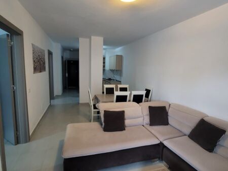 Jepet me qera apartament 2+1 ne 5 Maji , 450 Euro , me ballkon dhe parking