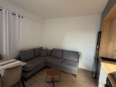  Shitet Apartament 1+1 | Shkëmbi i Kavajës, përballë Hotel Belavista