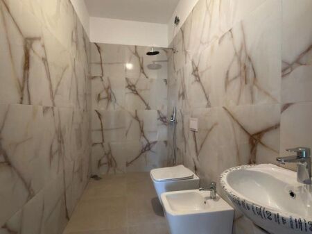 Jepet apartament 2+1+2 per Zyra tek Rruga e Barrikadave!