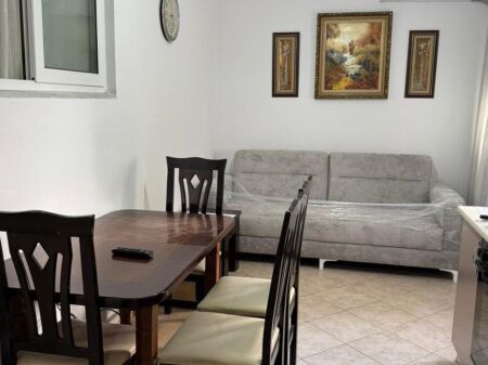  Jepet me Qera Apartament 1+1 Komuna e Parisit, Rruga Medar Shtylla – Kompleksi Kika 1