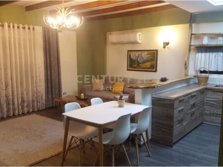  Jepet me qira apartament modern 2+1 pranë Liqenit të Thatë, në fund të rrugës Peti. 650 € /Muaj