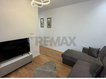 Jepet me qira apartament 1+1 në Komunën e Parisit