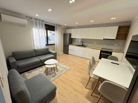  Jepet me qera apartament 1+1  Te Shkolla e Kuqe, Tiranë