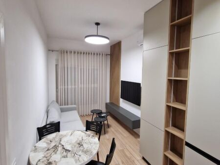 Jepet me qera apartament 1+1+Post Parkimi,rezidenca Kadiu!
