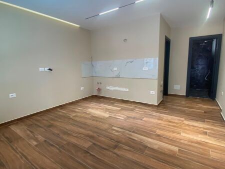  LOCALE COMMERCIALE IN AFFITTO – 21 Dhjetori, vicino a Square 21