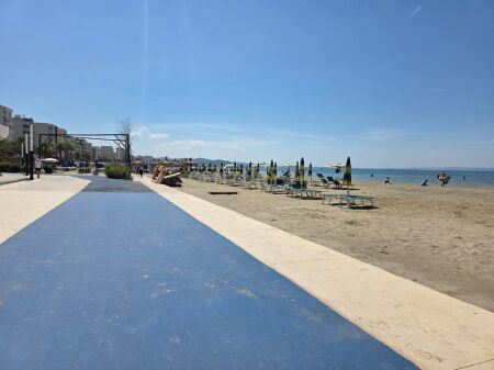 SHITET AMBIENT BIZNESI VIJA PARE NE PLAZH-DURRES!
