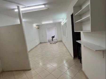 NEGOZIO IN AFFITTO 38 M2 VIA BARRICATE 50.000 LEKE FH-78531