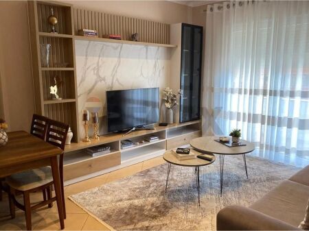 Appartamento 1+1, in affitto in Via Kavajes!