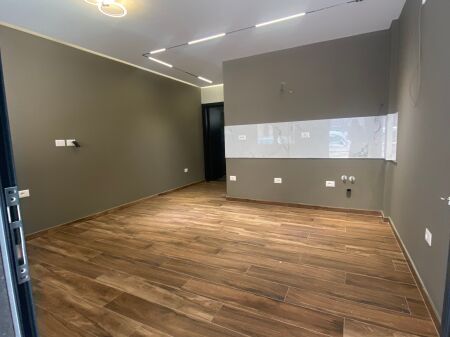  LOCALE COMMERCIALE IN VENDITA – 21 Dhjetori, vicino a Square 21