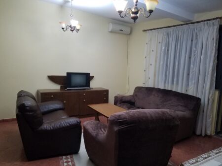 Jepet me qira apartament 1+1 me Ali Dem buze rruges Kryesore prane shkolles 1 Maj 330 mije leke