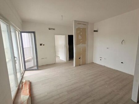 ZOGU I ZI, APARTAMENT 1+1 PER QIRA