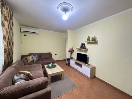  Jepet me qira apartament 1+1   Bulevardi Zogu i Parë Çmimi: 46.000 lekë/muaj
