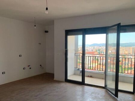 Apartament 2+1+2 totalisht i ri për shitje në Bulevardin e Ri