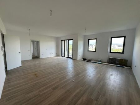 Apartament 2+1 per shitje tek Liqeni i Thate.