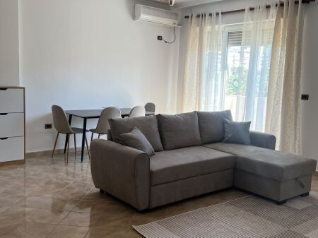  Jepet me Qira Apartament 1+1 – Komuna e Parisit