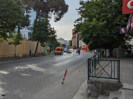  VENDITA AMBIENTE COMMERCIALE, RISTORANTE, VIA ELBASANIT, VICINO AL LICEO ARTISTICO, TIRANA 