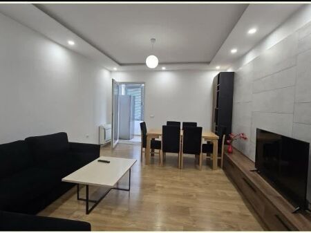 Apartament me qera 2+1+ tualet - Rruga Irfan Tomini, perballe kompleksit Delijorgji 700 mije leke