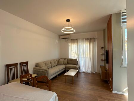 Jepet me qira apartament 2+1   Në krah të Kopshtit Zoologjik, pranë Supermarket Xhangolli.