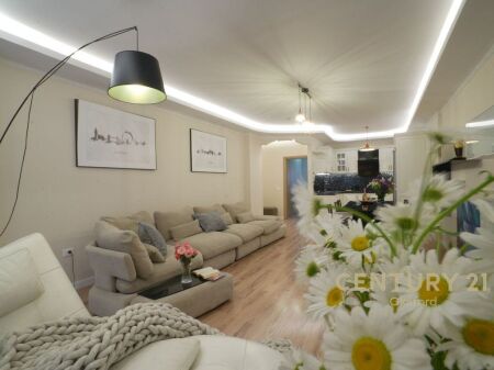 Japim me Qira Apartament 2+1+2 tek Komuna e Parisit,Tirane! 1,000 € /Muaj