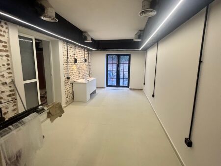 Locale commerciale di 100 m2 in affitto vicino alla Scuola Vasil Shanto