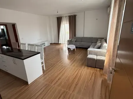 Appartamento in Affitto al Primo Piano di un Edificio Privato