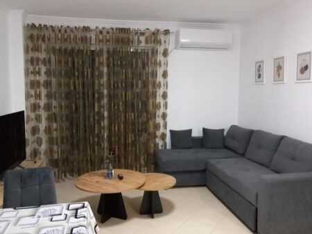 Jepet me Qira Apartament 1+1 – Pallatet Çabej, Yzberisht 