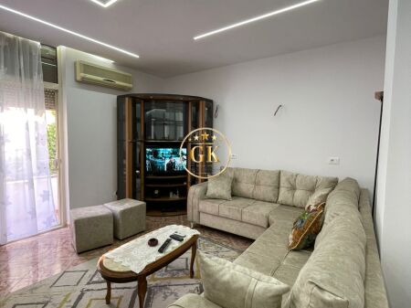  APPARTAMENTO IN AFFITTO 2+1+2 CON BALCONE – VICINO AL TRIBUNALE, CENTRO DI DURRËS