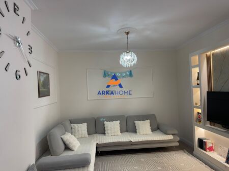 VENDESI APPARTAMENTO 1+1+VERANDA PRIVATA "VIALE NENE TEREZA, KAMEZ" 88500 EURO