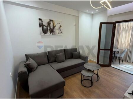 Apartament 1+1 per qira tek Komuna e Parisit!