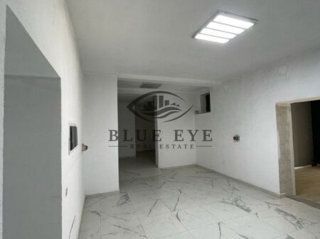Locale in affitto vicino al mercato del villaggio di Durres