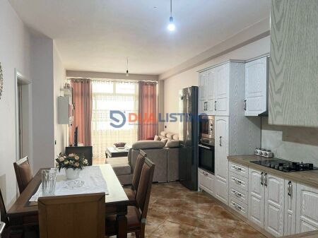 Ofrojme me qira apartament 2+1 ne zonen e Freskut.