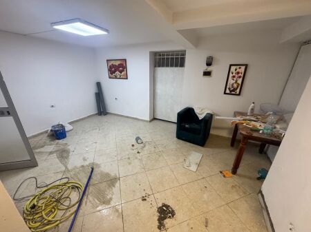 Jepet me qera ambient biznesi te Stadiumi Dinamo rruge dytesore prane Vena