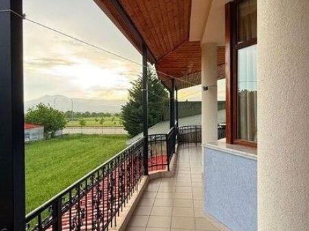 KOMPLEKS BANIMI DHE BIZNESI PËR SHITJE NË KORÇË – INVESTIM IDEAL PËR TURIZËM DHE AKTIVITETE SHËRBIMI