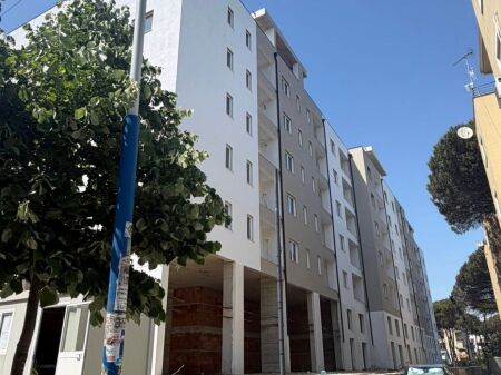  Shitet Apartament 1+1 Mali i Robit, Golem
