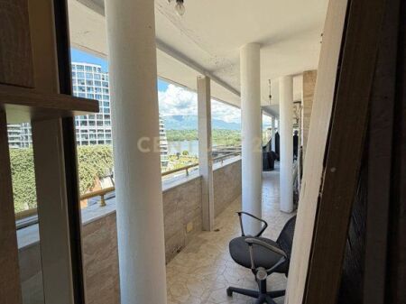 Zyrë Premium 210 m² me Verandë dhe Pamje nga Liqeni Artificial i Tiranës – Kati 5