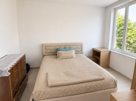 Ne Xhamllik prane sheshit shtraus jepet me qera apartament 1+1 i mobiluar totalisht!