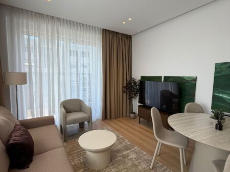 Tirane Komuna e Parisit , jepet me qera apartament 1+1+Garderob + Ballkon Kati 6, 70 m² 105.000 € (Parkim i perfshire ne cmim)
