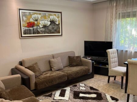 Jepet me qira apartament 1+1 te Brryli, përballë Ministrisë së Jashtme!