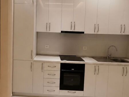 Vicino a QSUT, si affitta un appartamento arredato nuovo 2+1 in un edificio nuovo (modificato in tal modo)