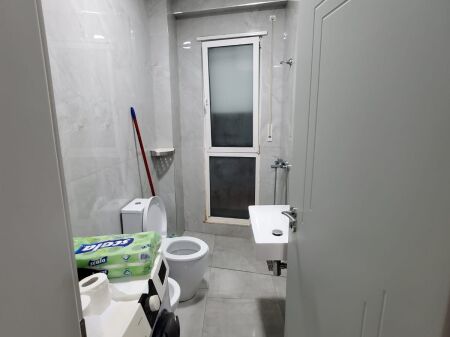 Komuna e Parisit, jepet me qera apartament 1+1.