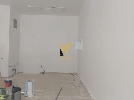 AFFITTASI NEGOZIO 64 M2 NEL PALAZZO CON FRECCIA 80.000 LEKE