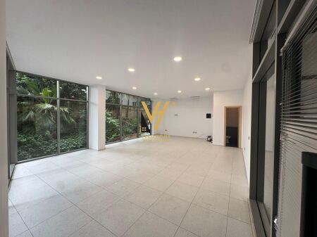 LOCALE COMMERCIALE IN AFFITTO 63 M2 A KINOSTUDIO 70.000 LEKE