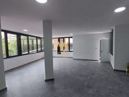 UFFICIO 150 M2 IN AFFITTO NEL PALAZZO CON FRECCIA 100.000 LEKE