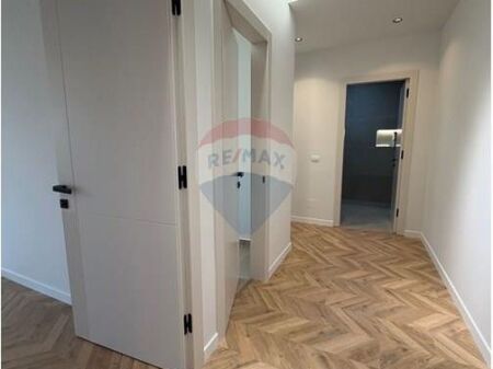 Shitet Apartament 2+1+2
